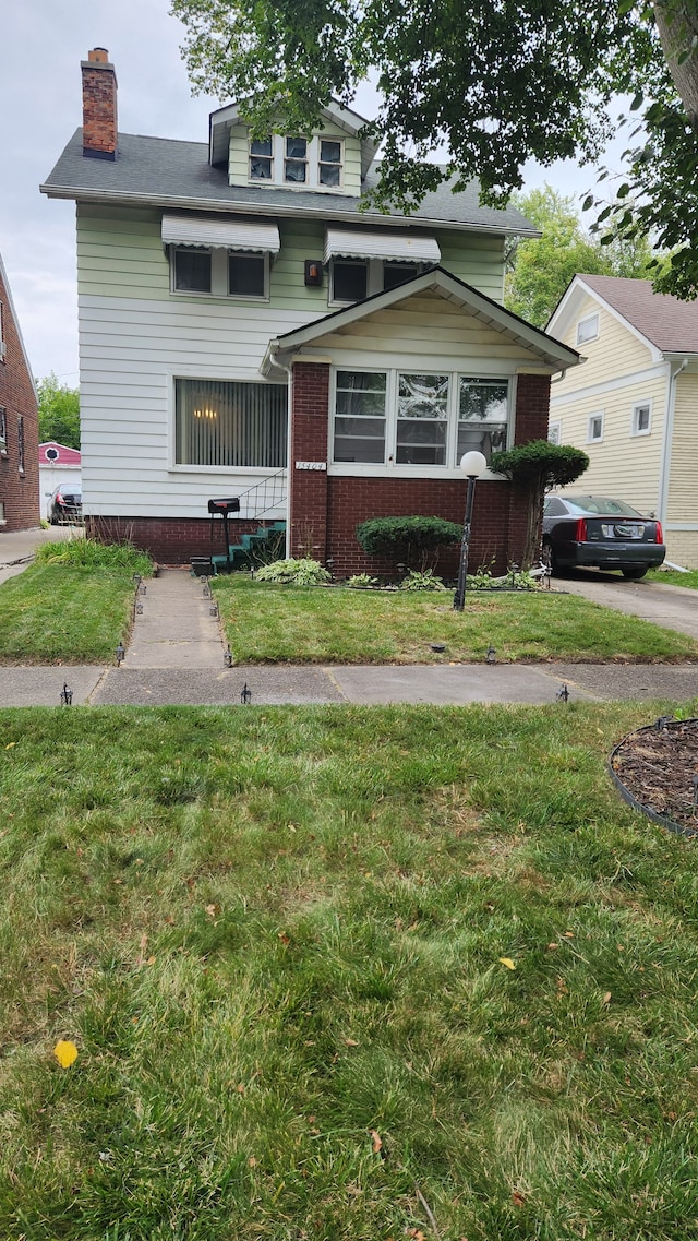 view of front of home with a front lawn