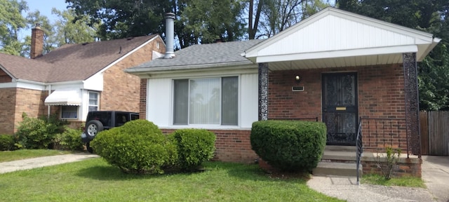 view of front facade with a front yard