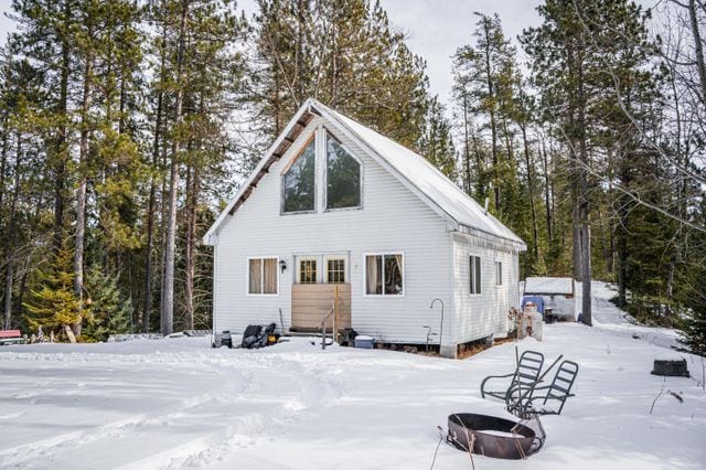 view of front of property with a fire pit