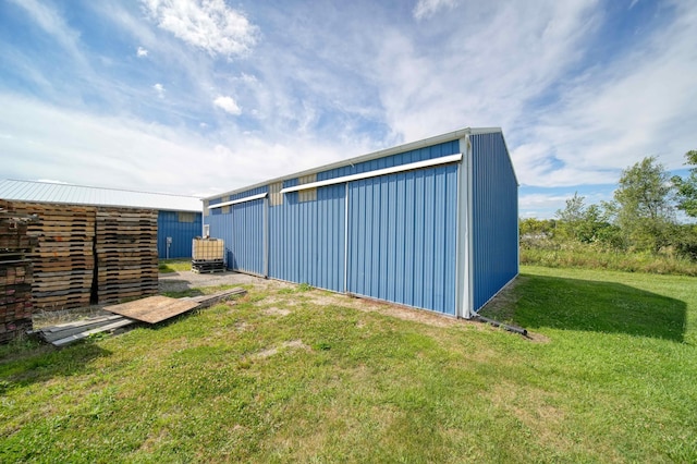 view of yard with an outdoor structure