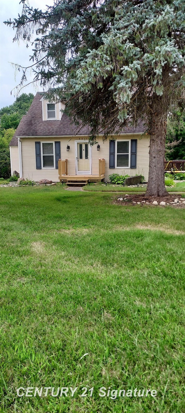 view of front of property featuring a front lawn