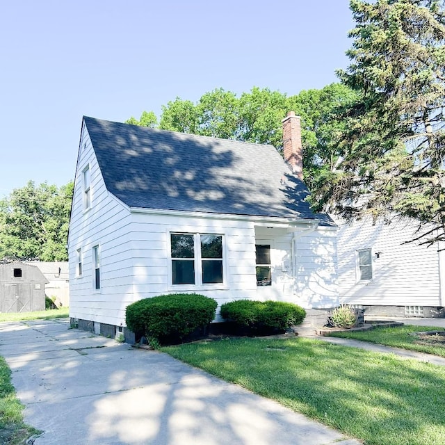 view of front of home with a front lawn