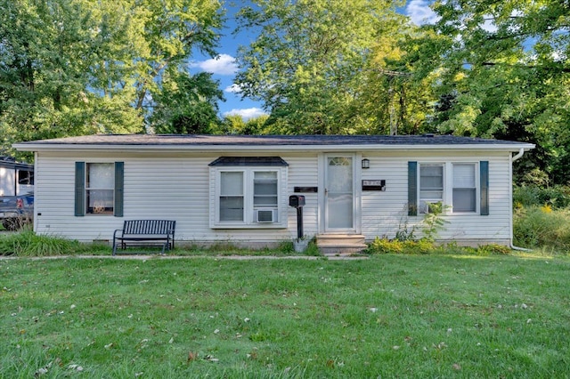 view of front facade featuring a front lawn