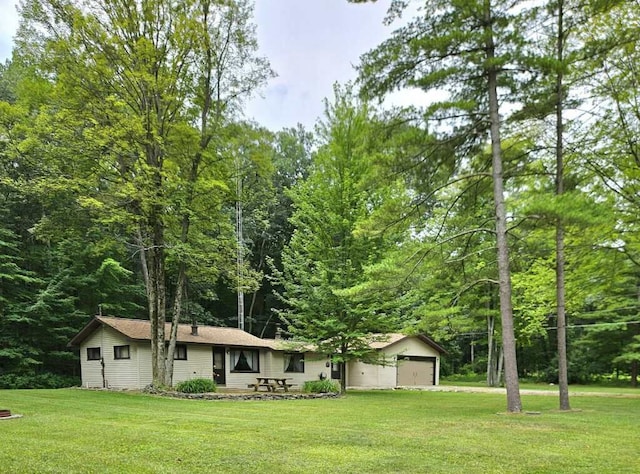 view of yard featuring an outbuilding