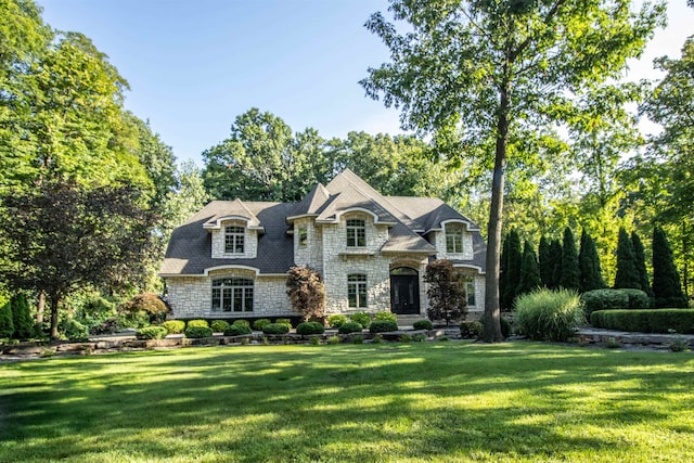 view of front of house featuring a front yard