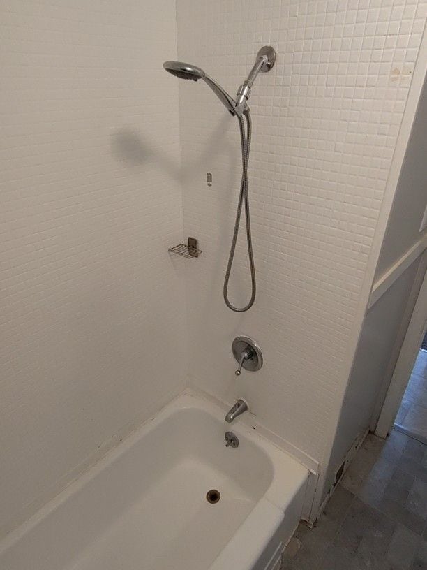 bathroom with tiled shower / bath