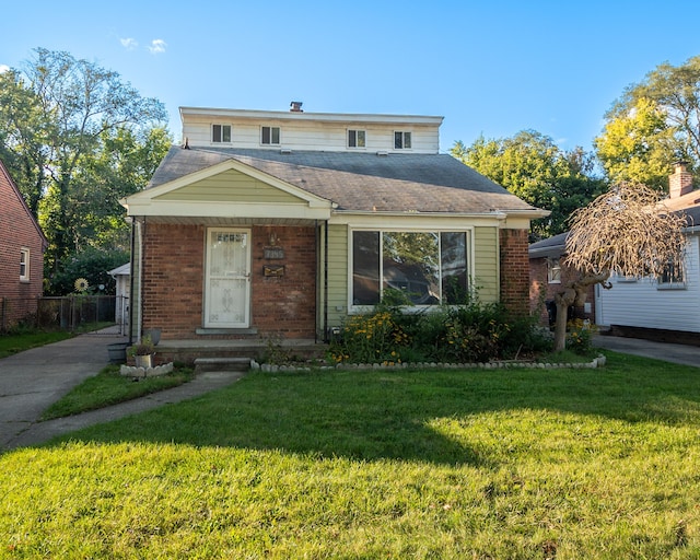 view of front of property featuring a front lawn