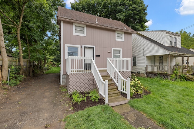 view of front of home featuring a front lawn