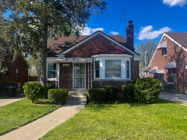 bungalow featuring a front lawn