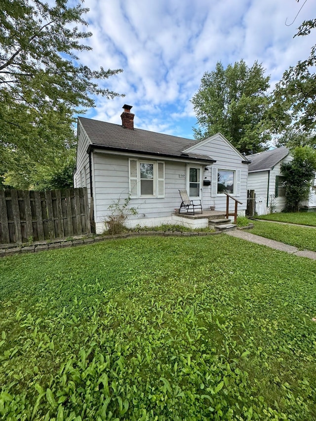 view of front of property with a front lawn