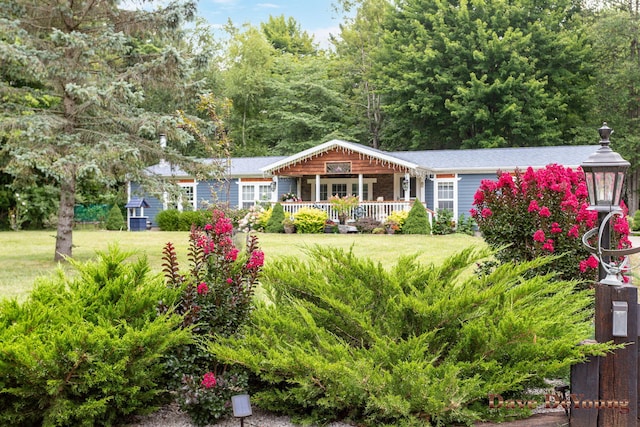 view of front of house featuring a porch and a front yard