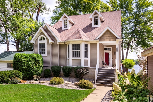 view of front facade featuring a front yard