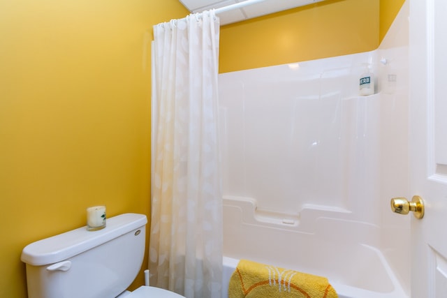 bathroom featuring shower / bathtub combination with curtain and toilet