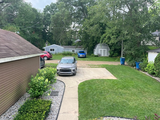 view of yard featuring a storage shed