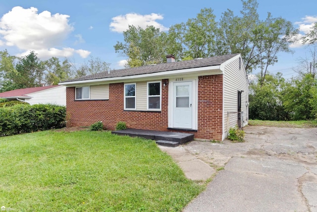 view of front of house featuring a front yard