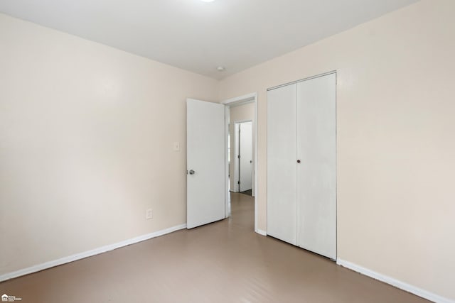 unfurnished bedroom featuring a closet