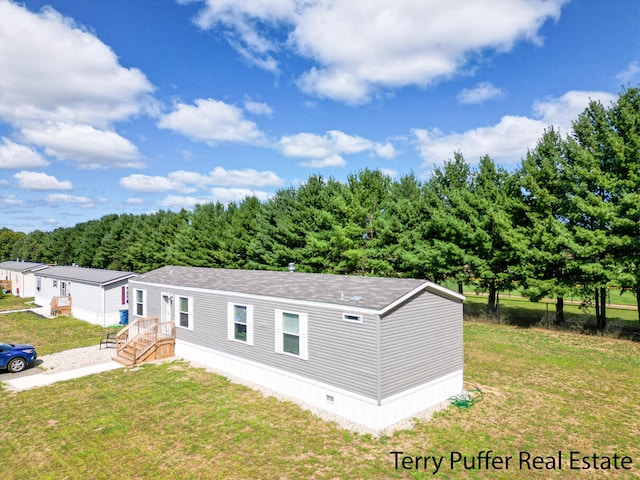 manufactured / mobile home featuring a front lawn