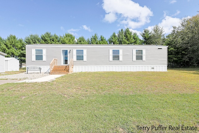 manufactured / mobile home featuring a front lawn