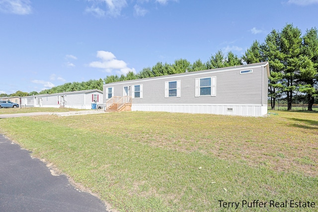 manufactured / mobile home with a front lawn