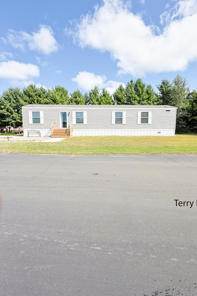 manufactured / mobile home featuring a front yard