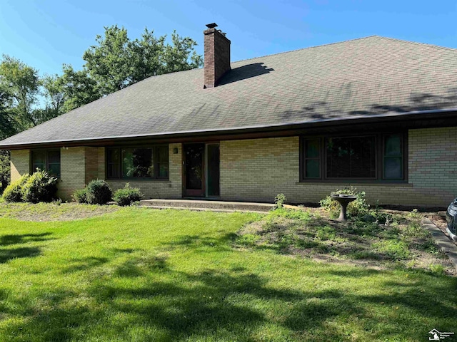 view of front facade with a front yard