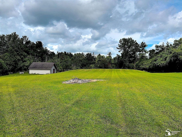 view of yard featuring an outbuilding