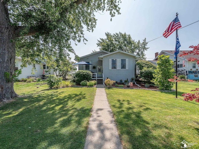 view of front of property featuring a front yard