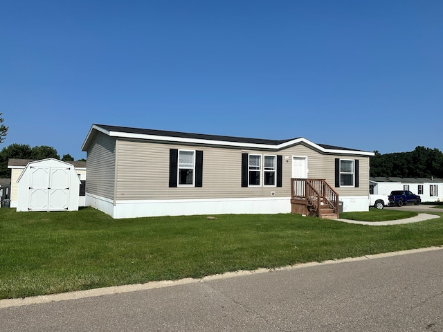 16678 Lakewood Dr, Holly, MI 48442 - manufactured / mobile home featuring a front lawn