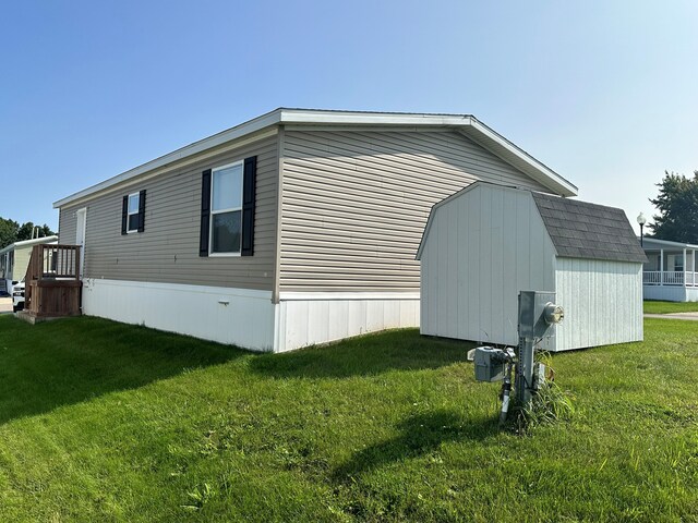 16678 Lakewood Dr, Holly, MI 48442 - view of property exterior featuring a yard