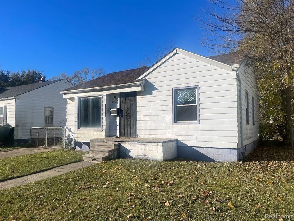 view of front of home with a front lawn