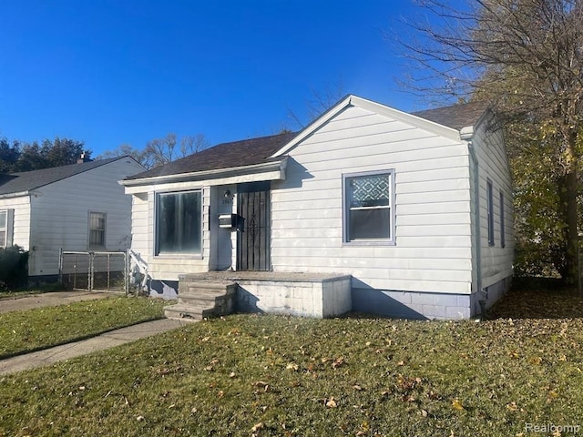 view of front of home with a front lawn