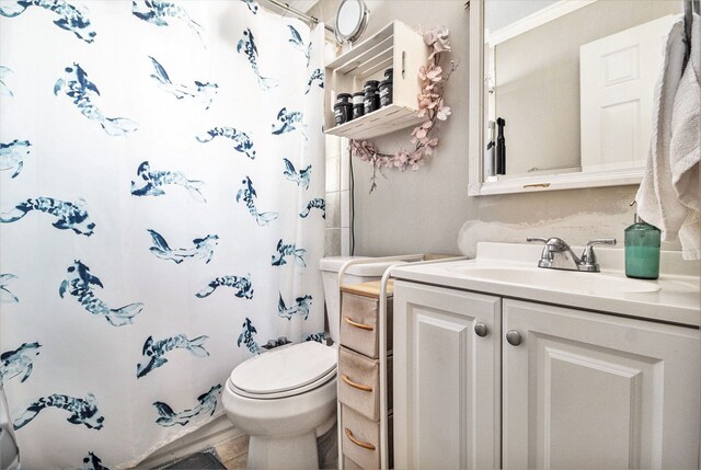 bathroom featuring a shower with curtain, vanity, toilet, and ornamental molding