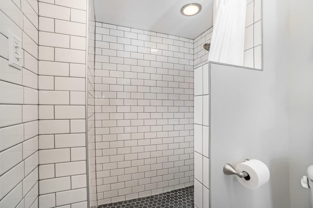 bathroom featuring tiled shower