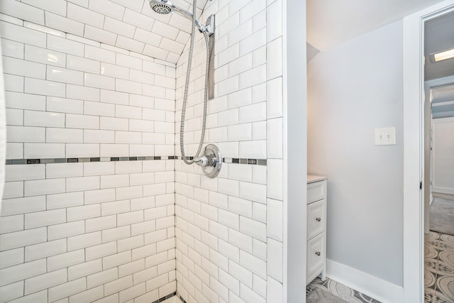 bathroom featuring tiled shower