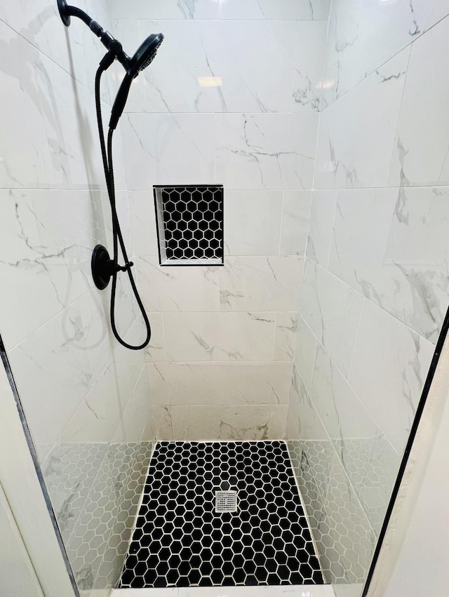 bathroom featuring a tile shower