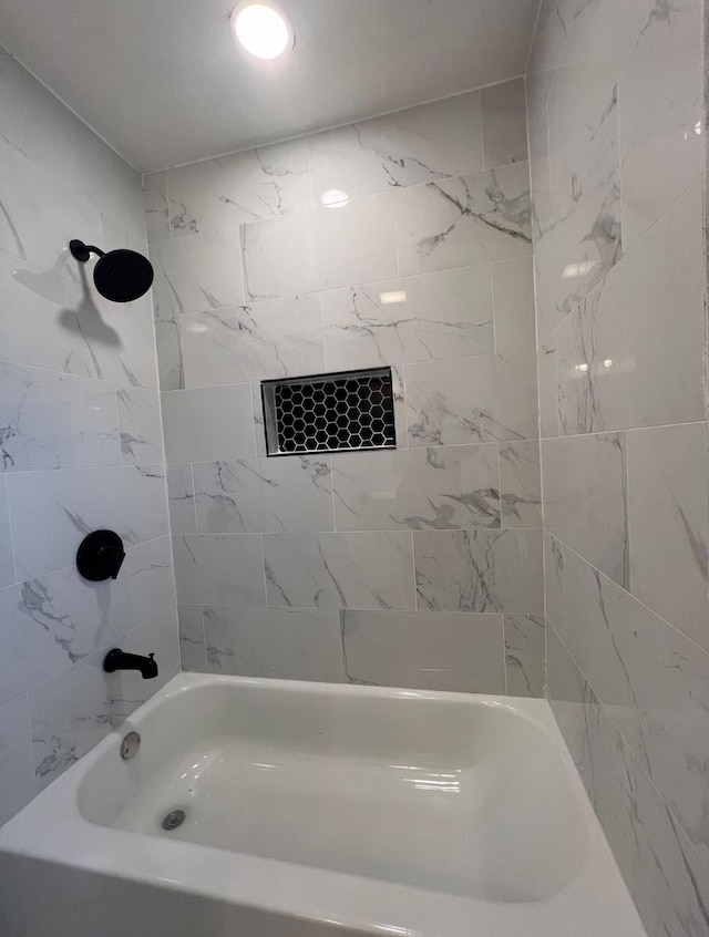 bathroom with tiled shower / bath