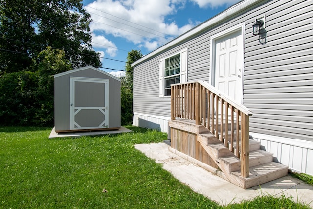 property entrance featuring a yard