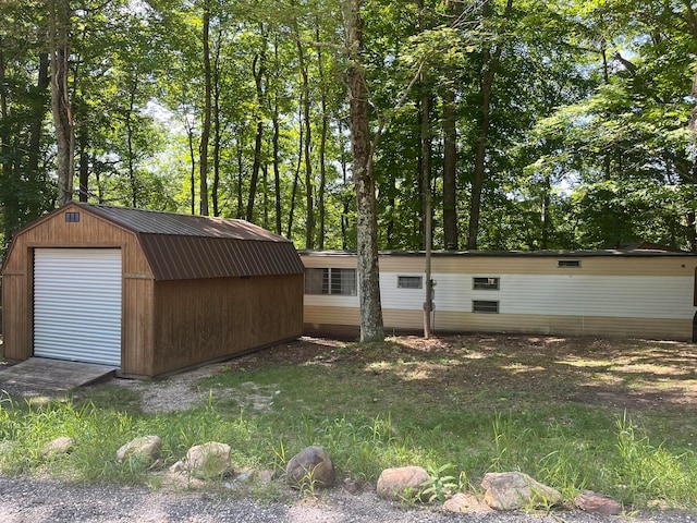 view of yard featuring a garage and an outdoor structure