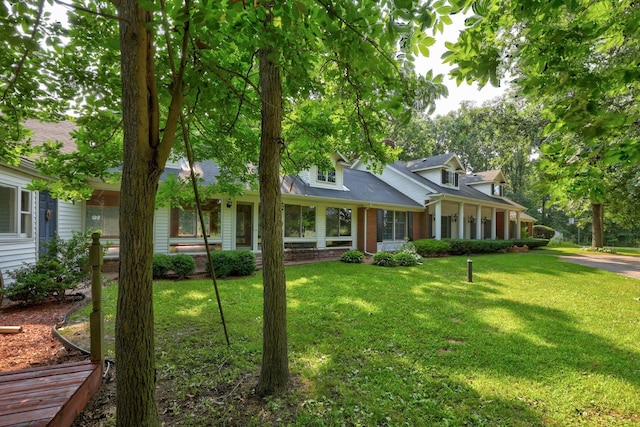 view of front of home featuring a front yard