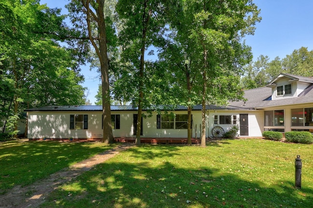 view of front of property featuring a front lawn