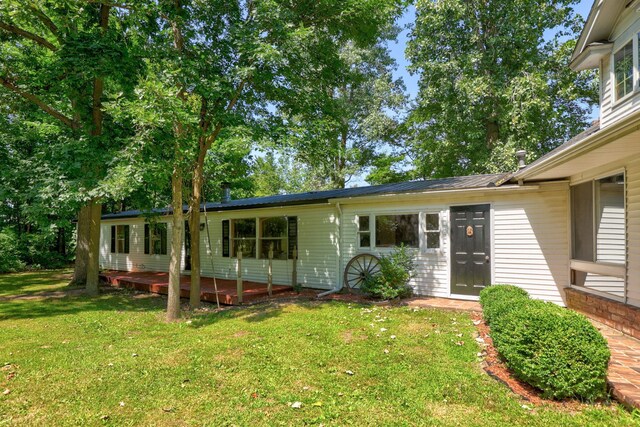 4705 Weiss Rd, Frankenmuth, MI 48734 - ranch-style home with a front yard