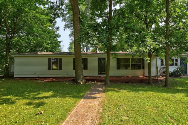 view of front facade featuring a wooden deck and a front yard