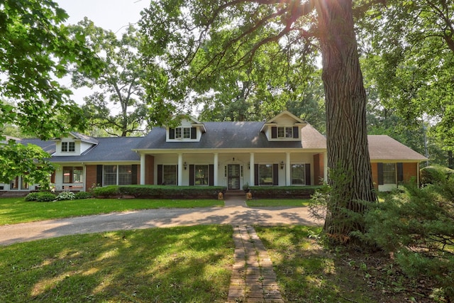 4705 Weiss Rd, Frankenmuth, MI 48734 - new england style home with a porch and a front yard