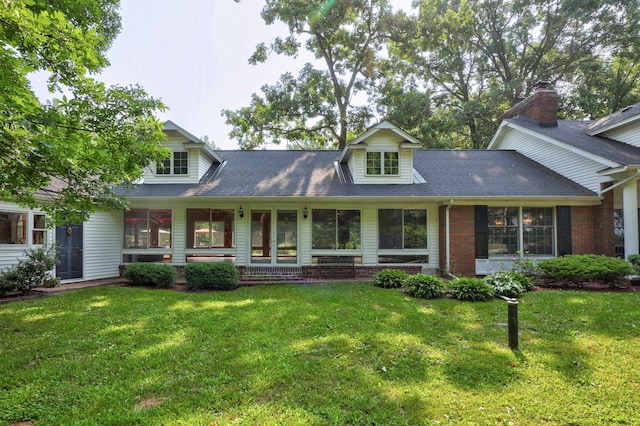 view of front facade featuring a front lawn