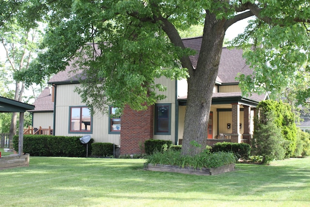 view of front of home with covered porch and a front lawn