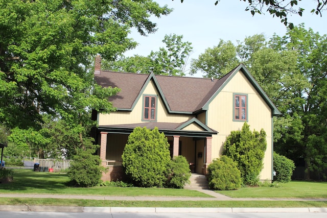 view of front of home with a front lawn