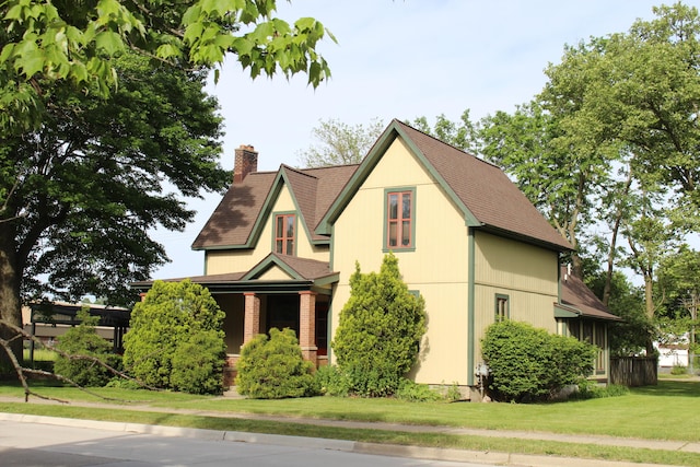 view of front of property featuring a front lawn