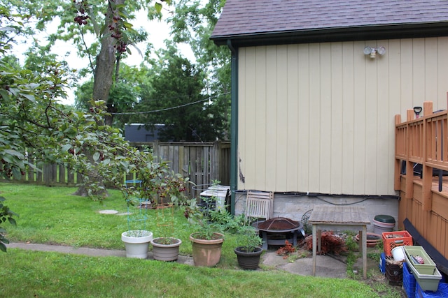 view of yard featuring an outdoor fire pit