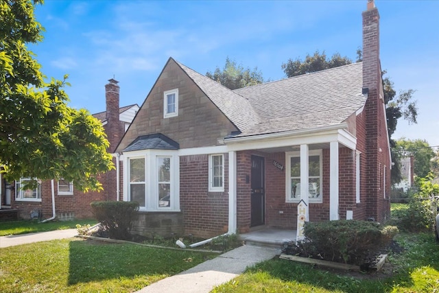 view of front of house featuring a front lawn