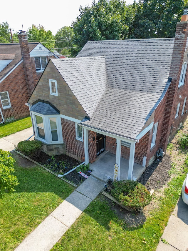 view of front of house featuring a front lawn